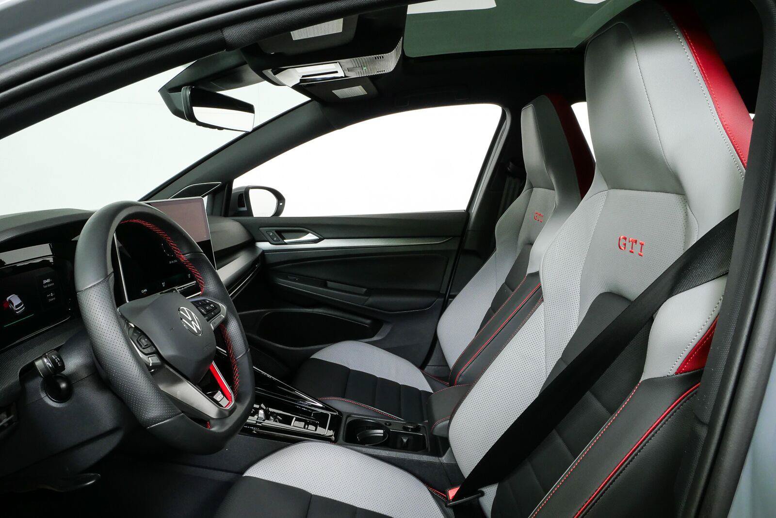 Used 2025 Volkswagen GTI SE FWD image 5
