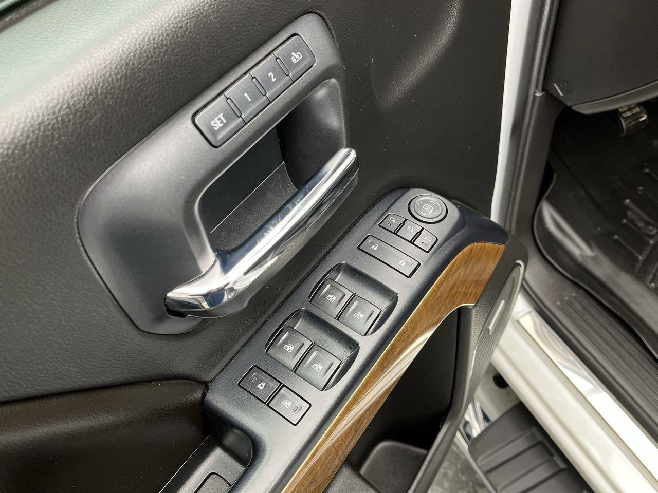 Used 2015 Chevrolet Silverado 1500 LTZ AWD/4WD image 9