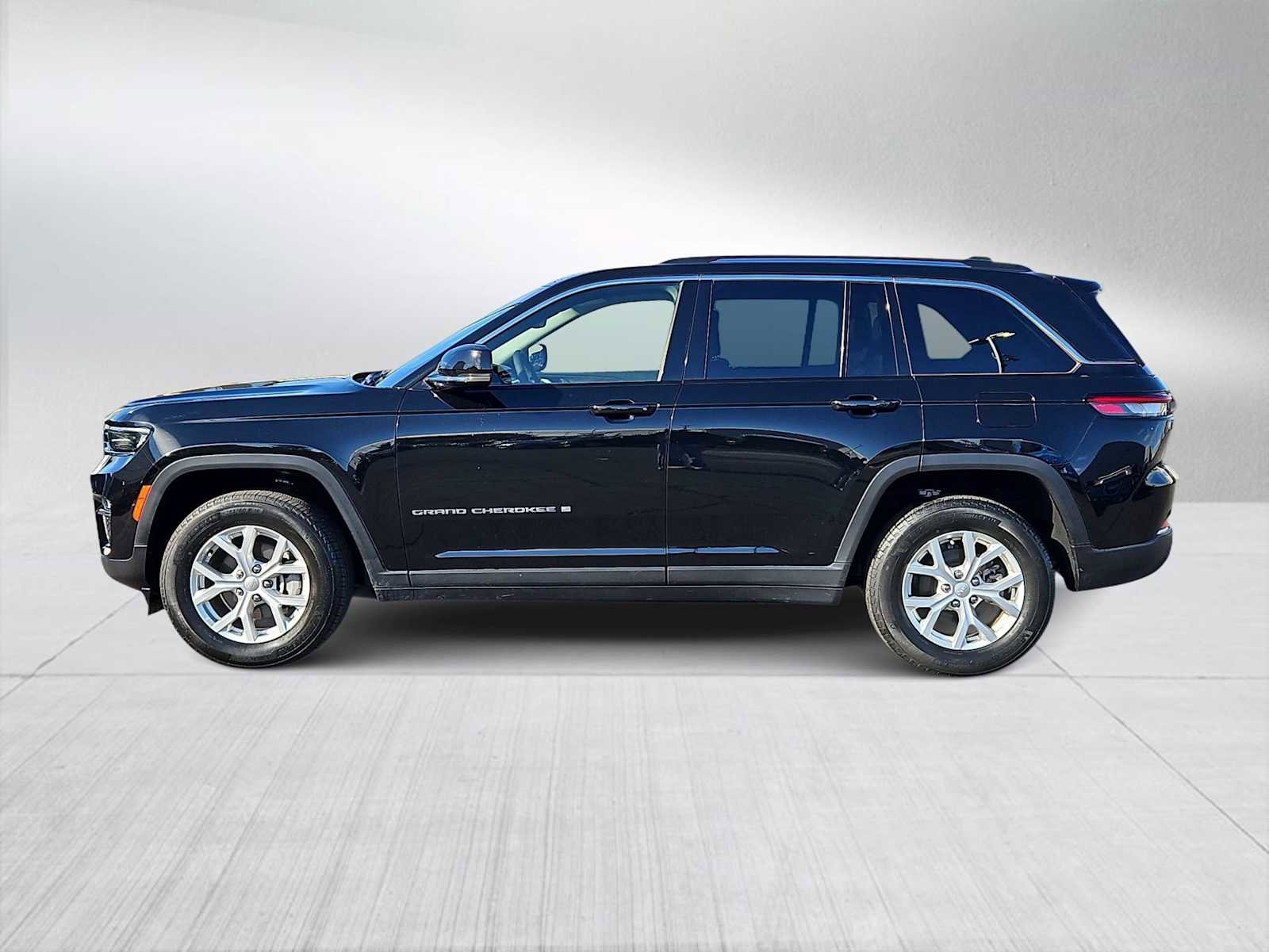 Used 2023 Jeep Grand Cherokee Limited image 5