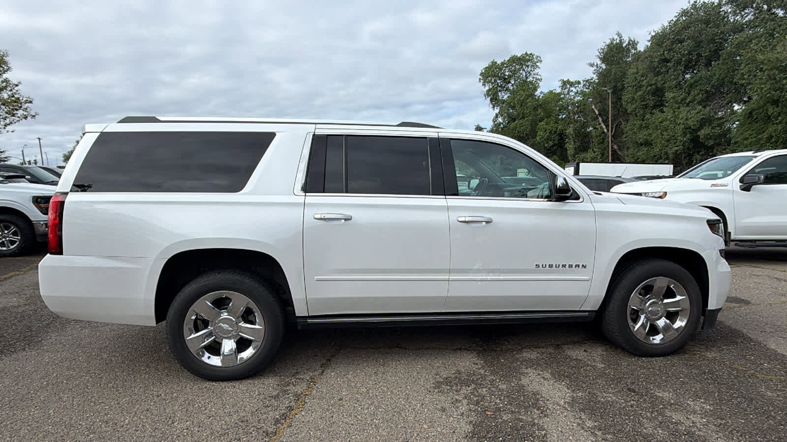 Used 2017 Chevrolet Suburban Premier image 4