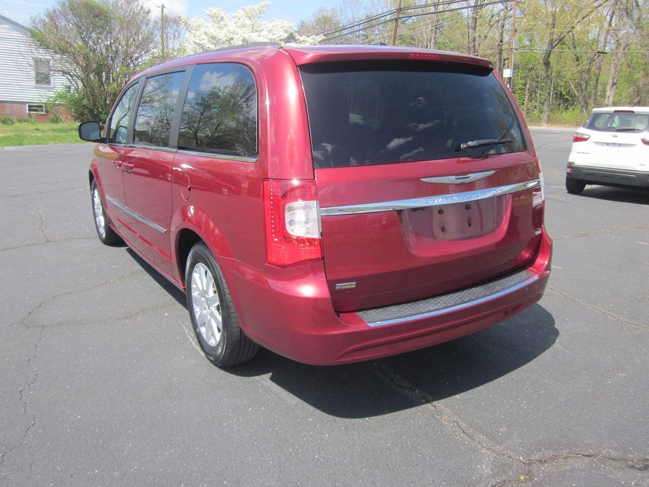 Used 2015 Chrysler Town & Country Touring FWD image 9