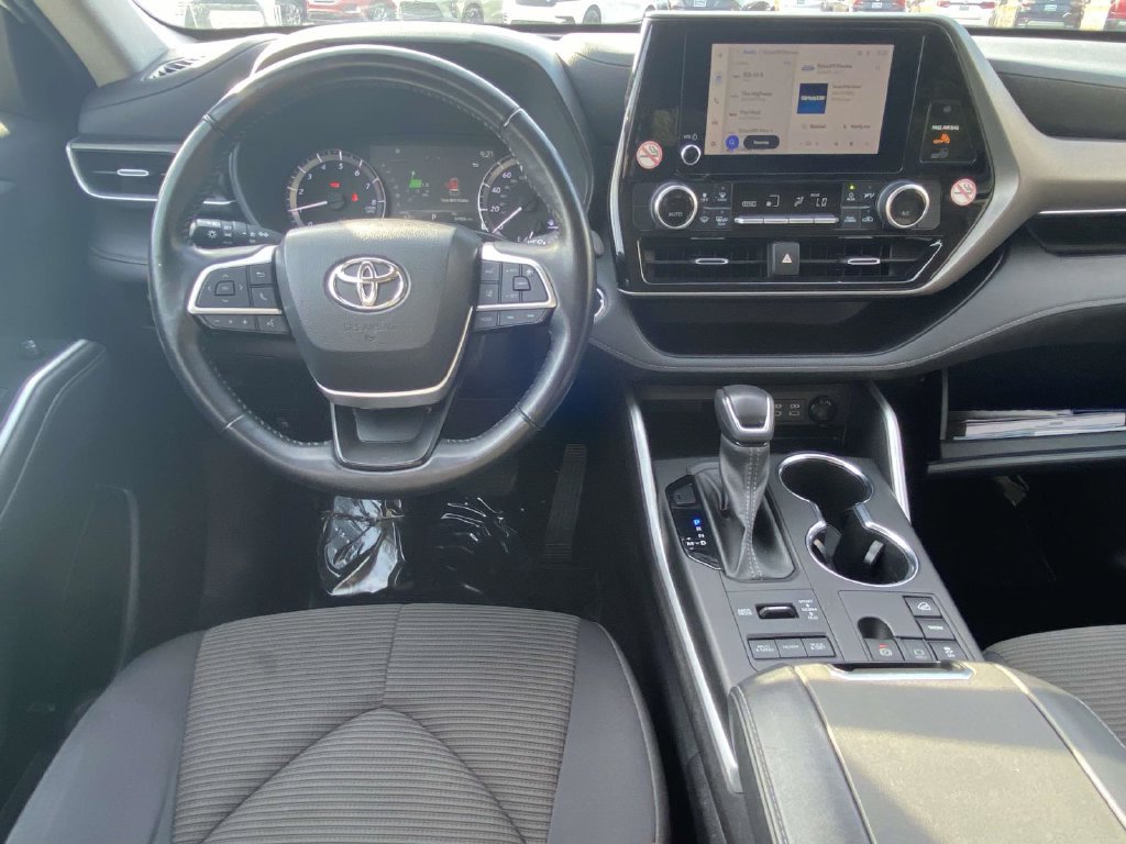 Used 2023 Toyota Highlander LE AWD/4WD image 9