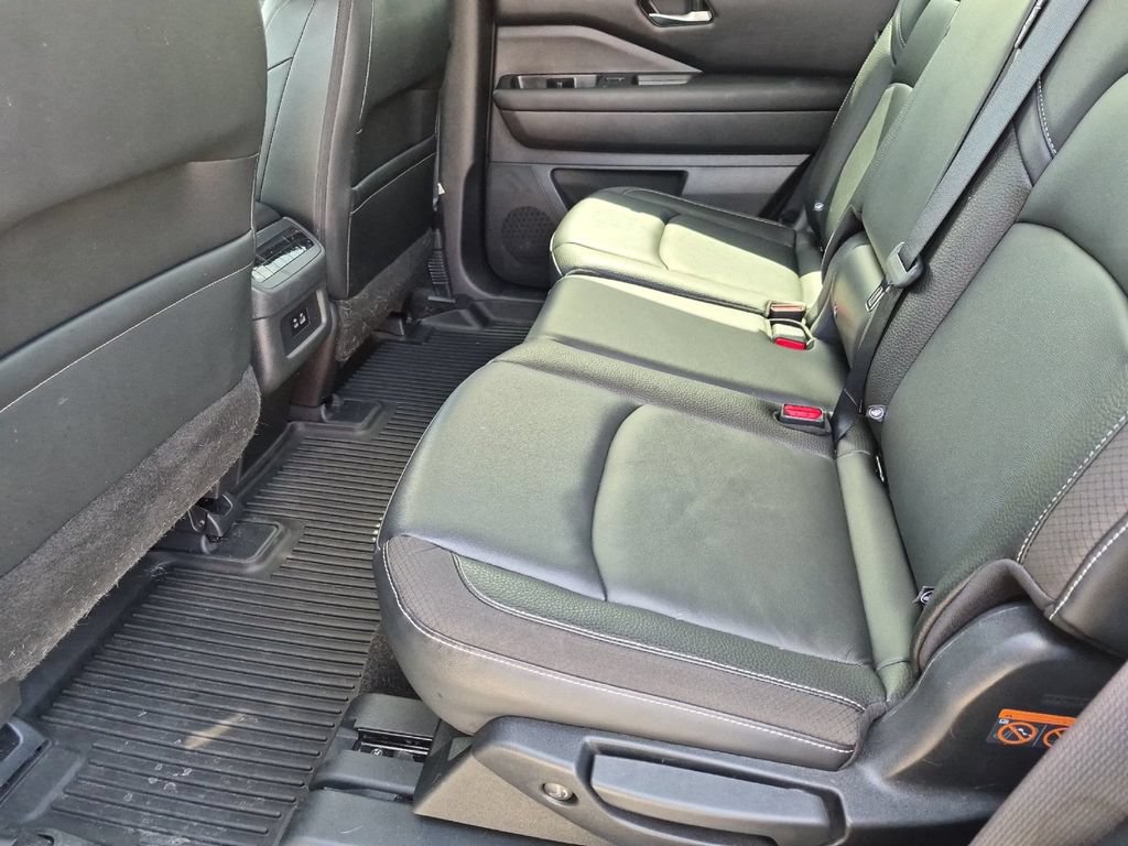 Used 2023 Nissan Pathfinder SL AWD/4WD image 12