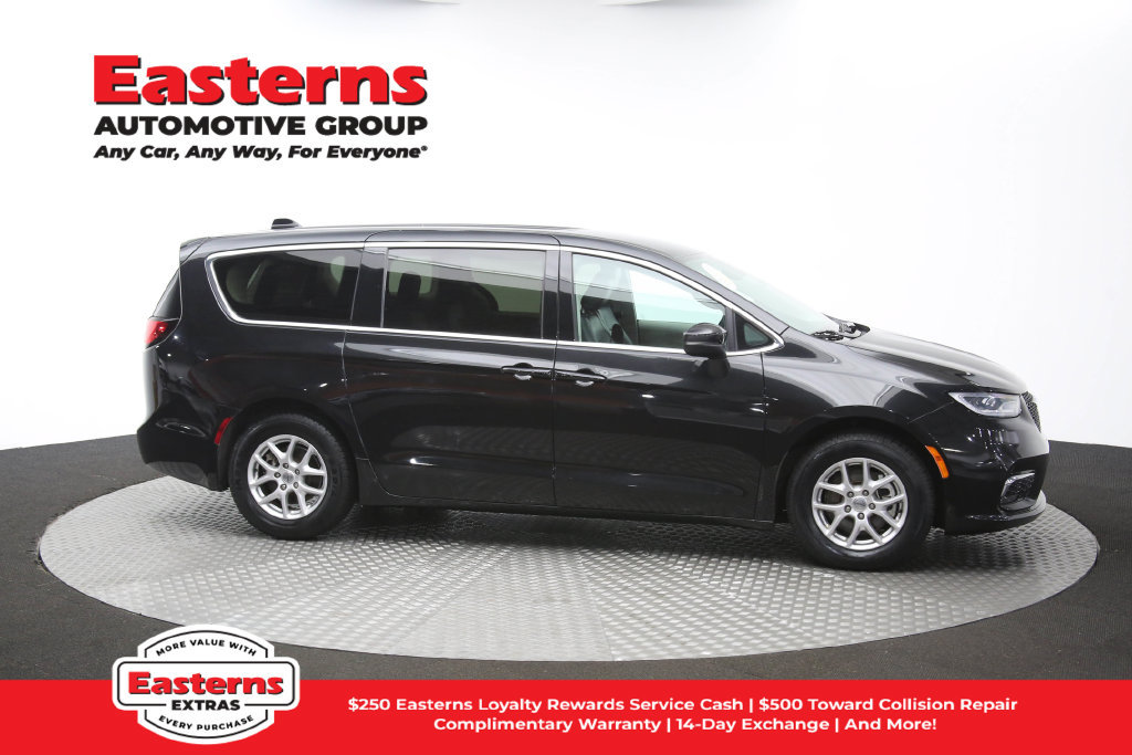 Used 2023 Chrysler Pacifica Touring-L FWD image 49