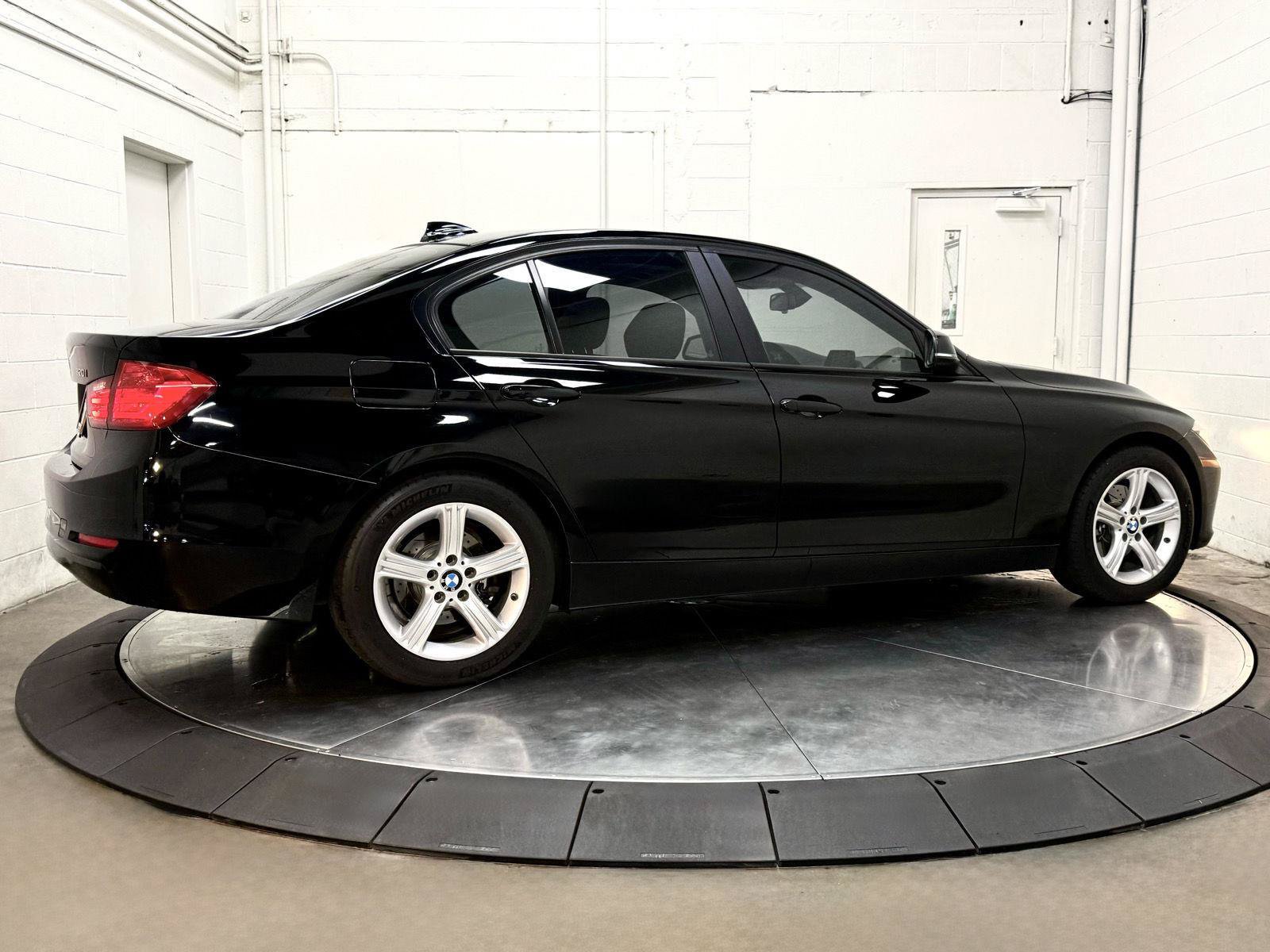 Used 2014 BMW 320i xDrive Sedan AWD/4WD image 9