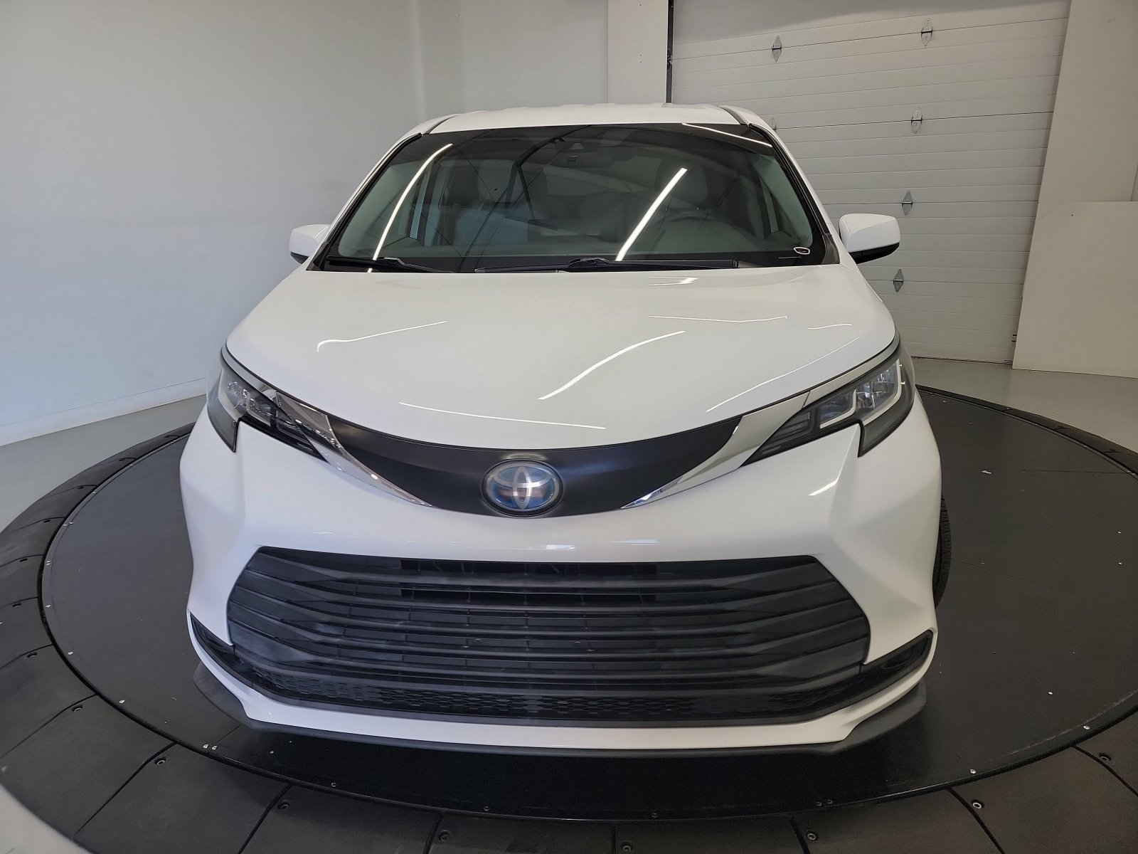 Used 2021 Toyota Sienna LE FWD image 2
