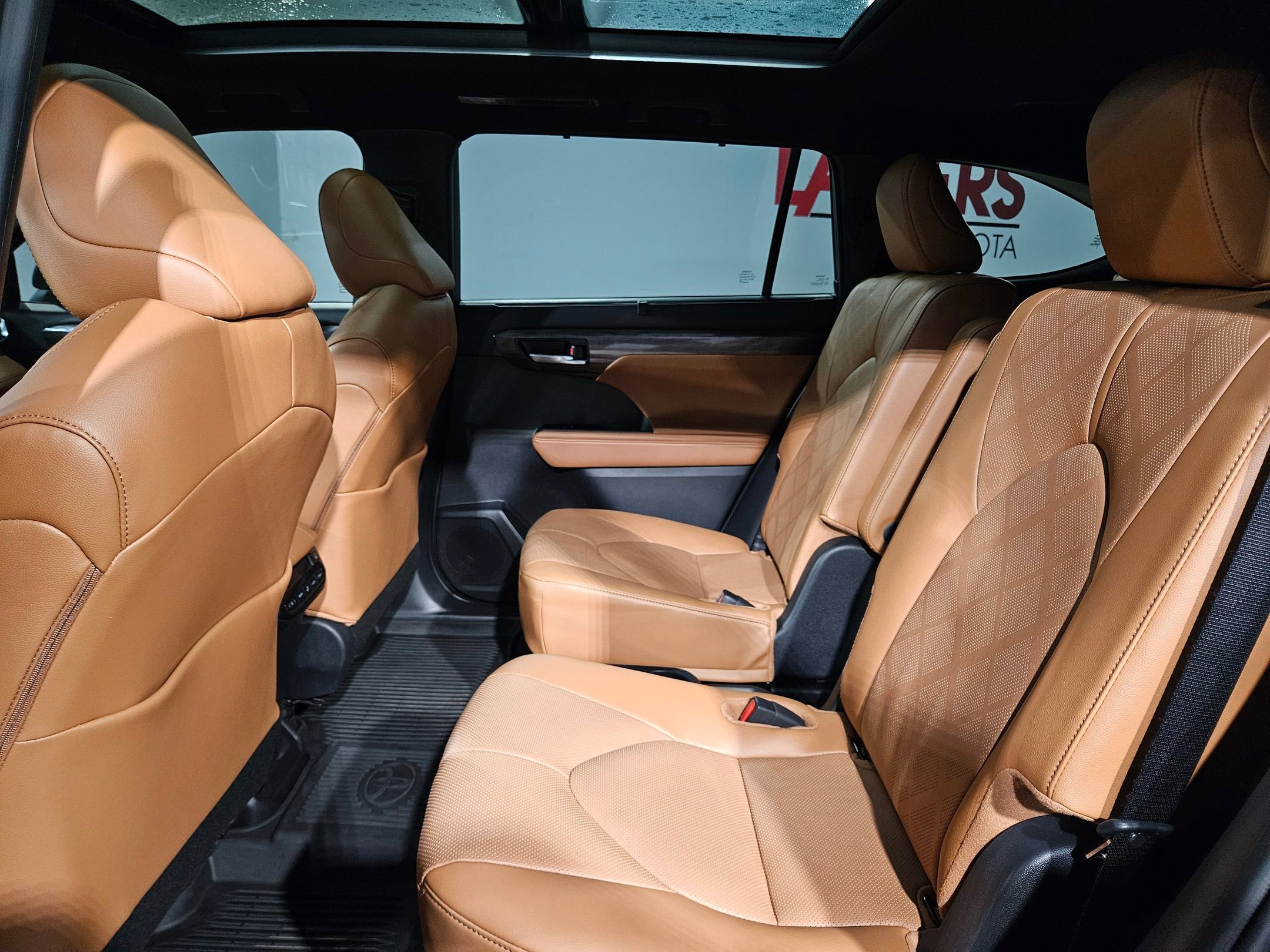 Certified 2025 Toyota Highlander Platinum image 37