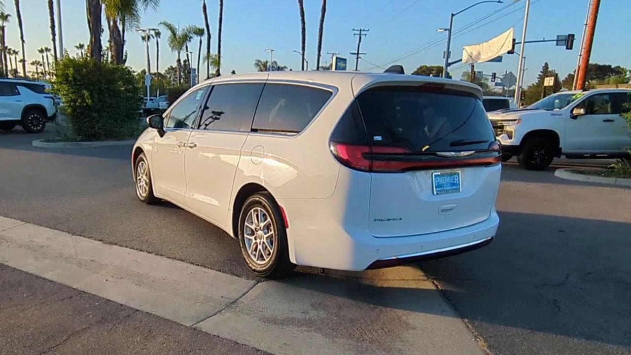Used 2023 Chrysler Pacifica Touring-L FWD image 6