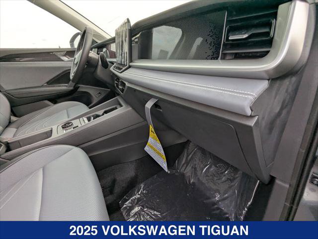New 2025 Volkswagen Tiguan SE AWD/4WD image 19