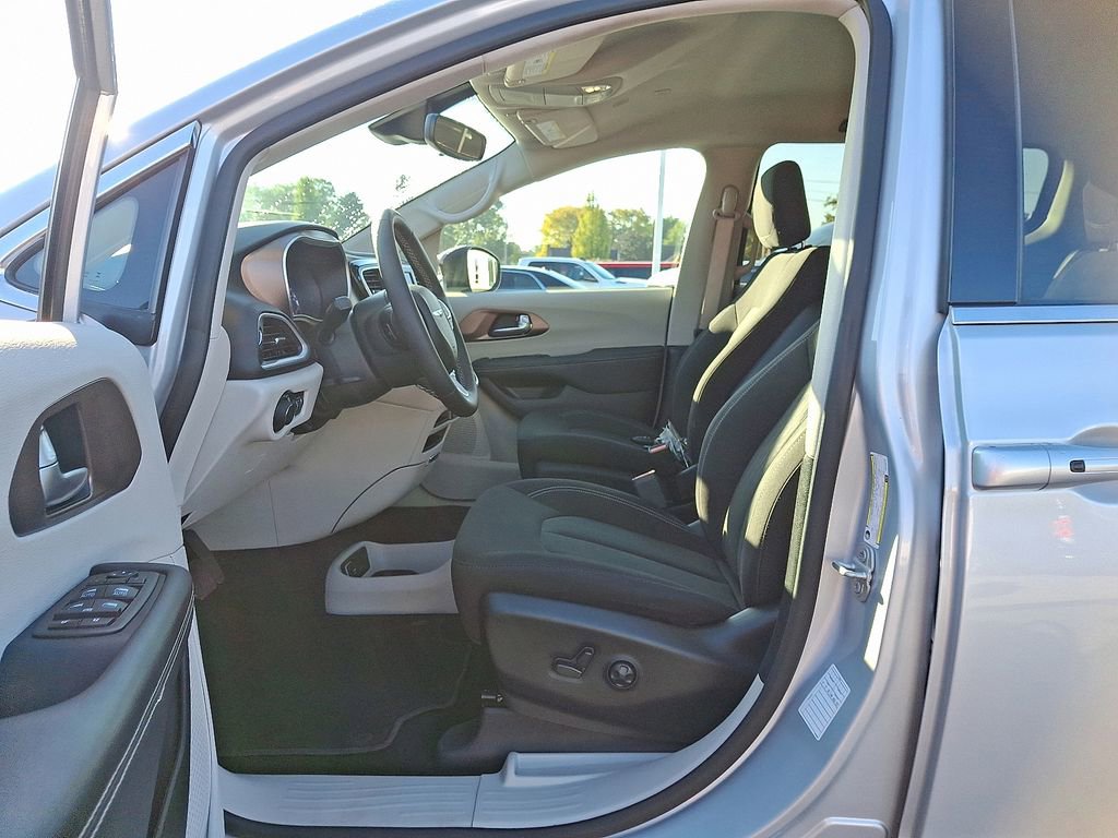 Used 2024 Chrysler Voyager LX image 16