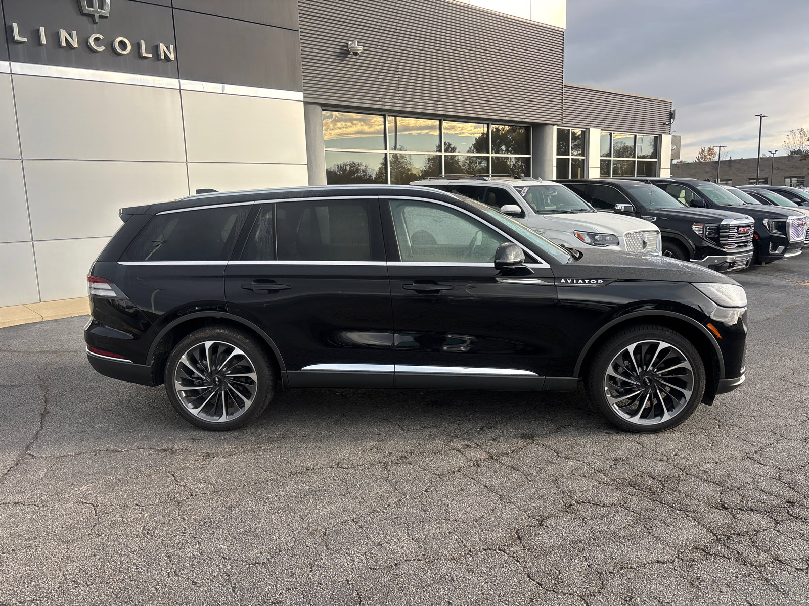 New 2025 Lincoln Aviator Reserve image 8