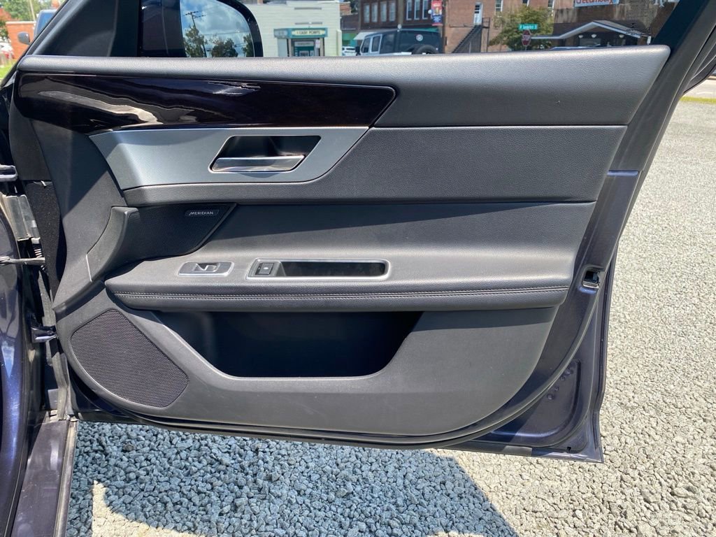 Used 2018 Jaguar XF Prestige image 21