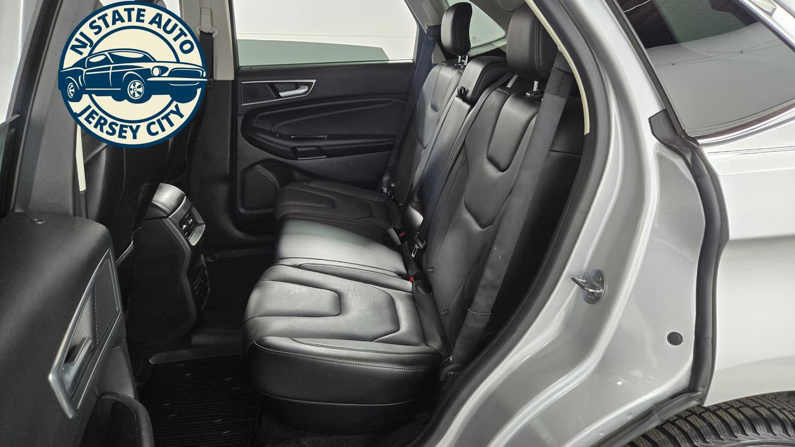 Used 2018 Ford Edge Titanium w/ Equipment Group 302A AWD/4WD image 29