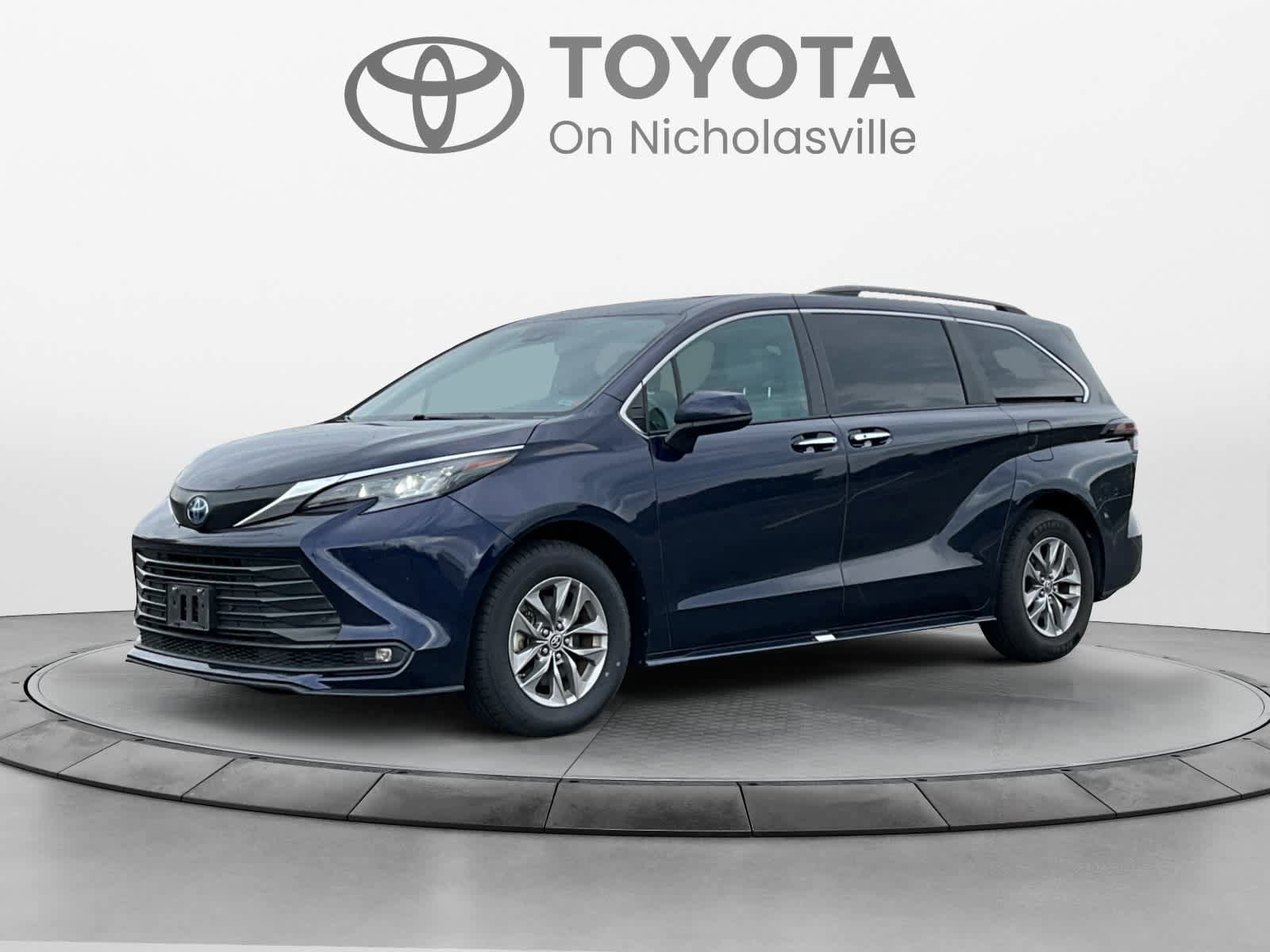Used 2025 Toyota Sienna XLE FWD image 1