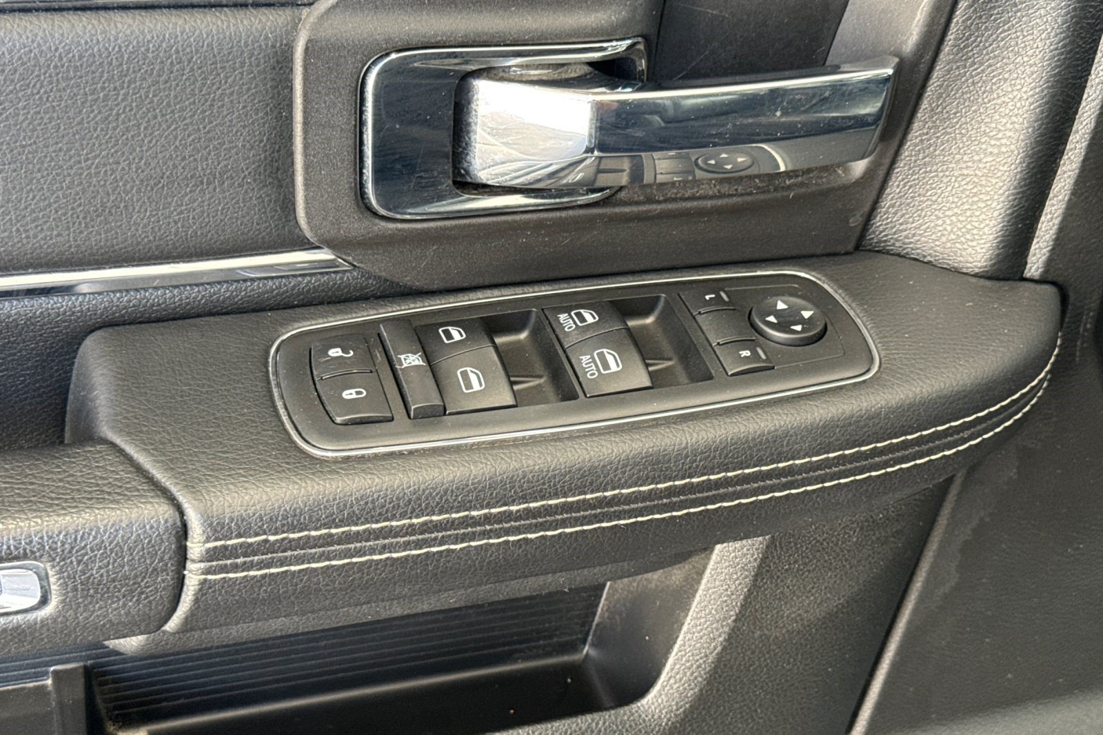 Used 2019 RAM 1500 Laramie AWD/4WD image 13