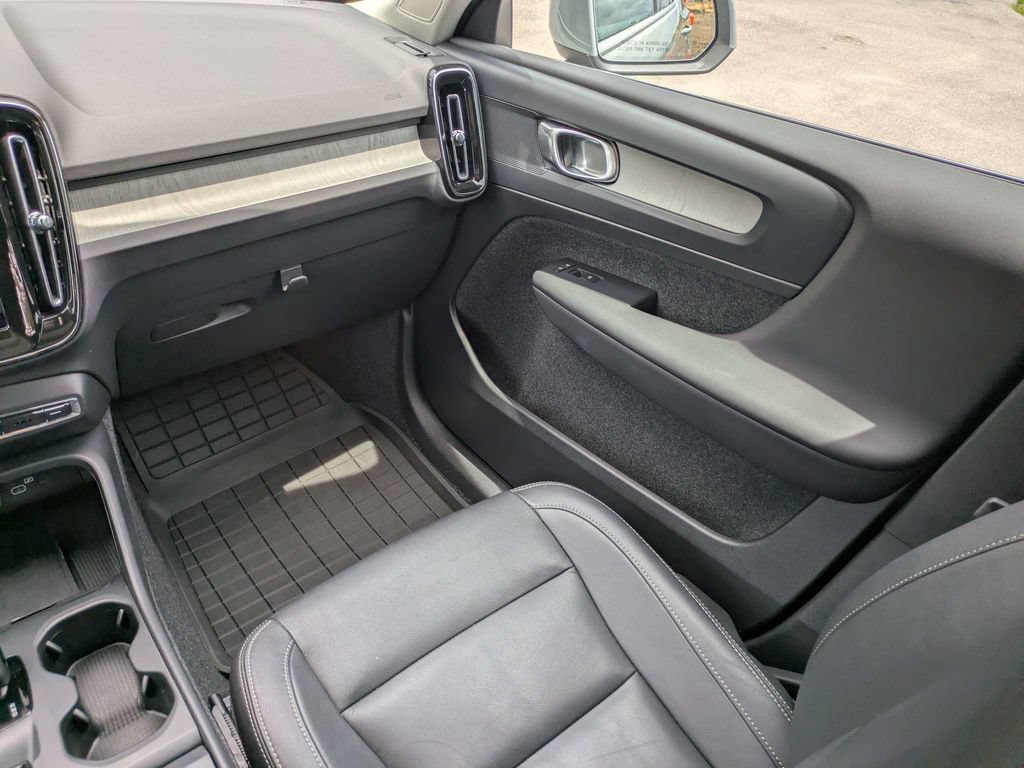 Used 2025 Volvo XC40 B5 Core w/ Protection Package Premier AWD/4WD image 18