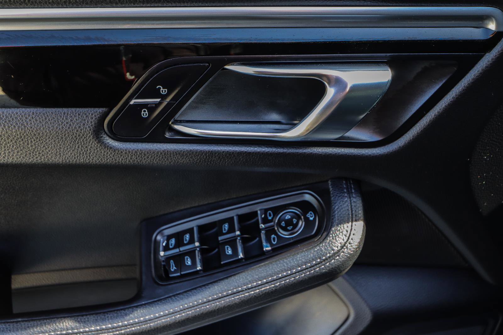 Used 2017 Porsche Macan image 37