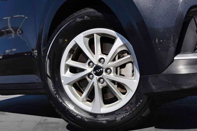 Used 2024 Kia Carnival LX image 3