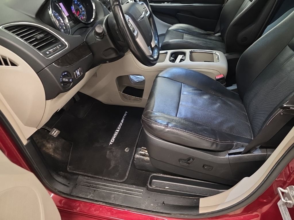 Used 2015 Chrysler Town & Country Touring-L w/ Driver Convenience Group image 14