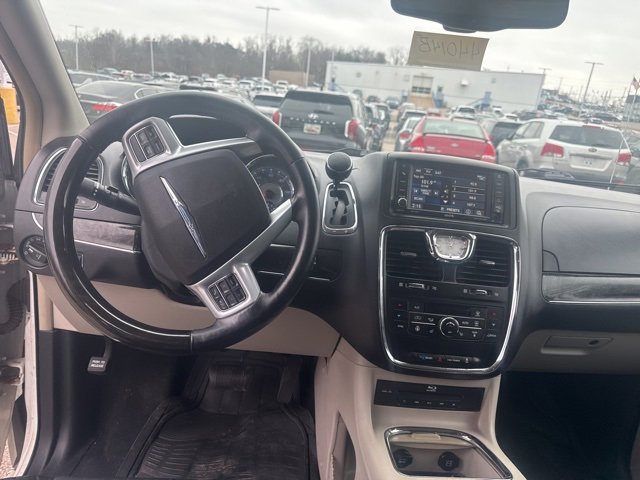 Used 2014 Chrysler Town & Country Limited image 11