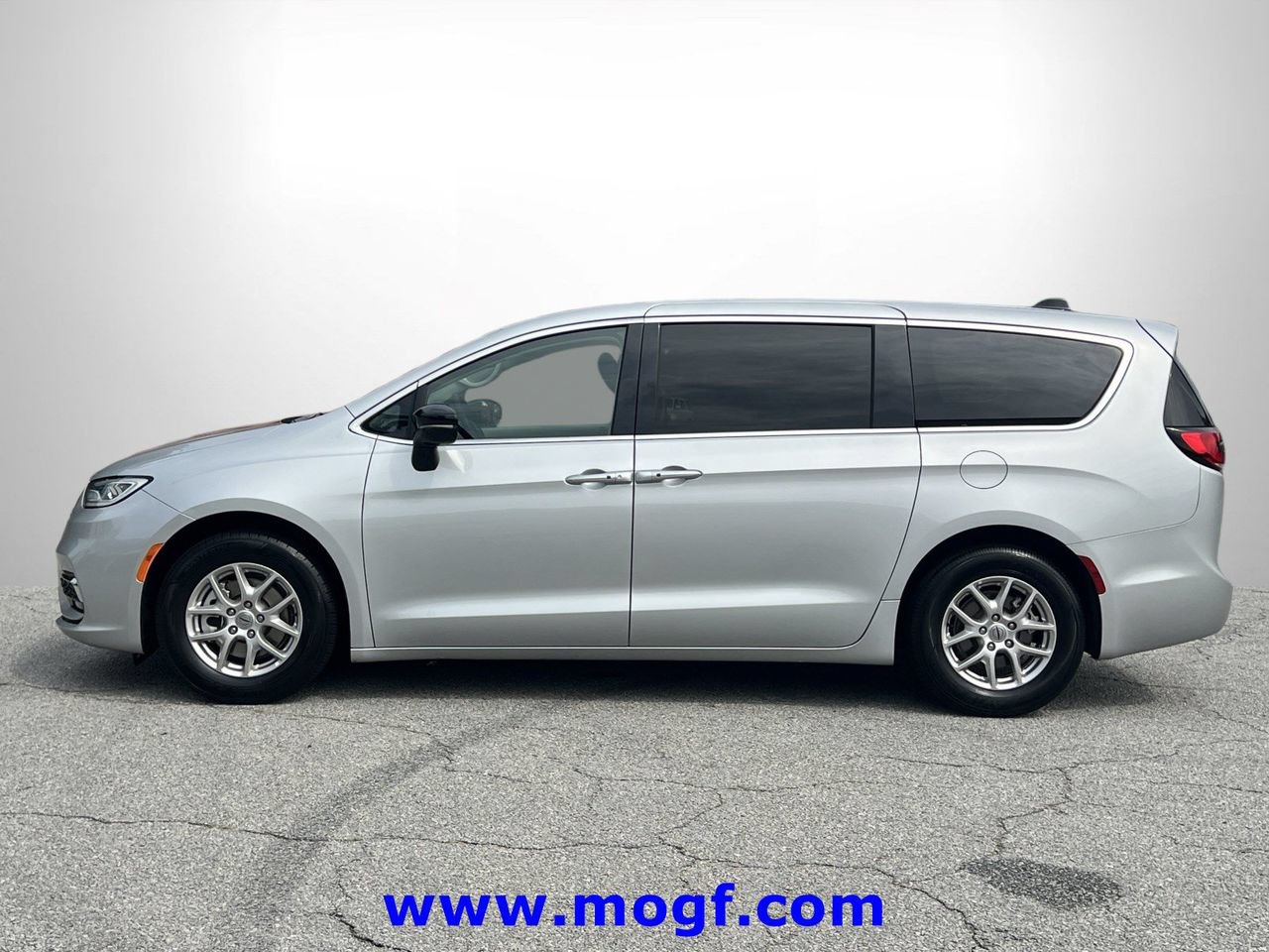 Used 2024 Chrysler Pacifica Touring-L FWD image 24
