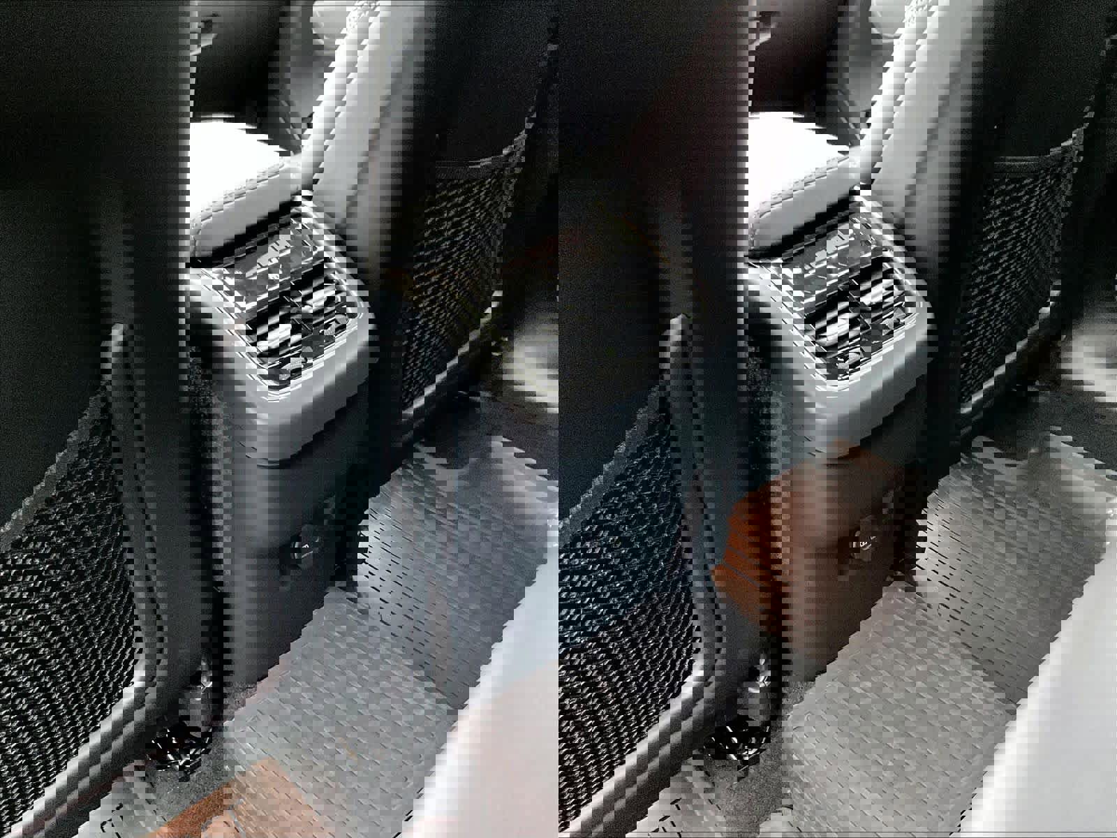 Used 2026 Volvo XC60 B5 Ultra w/ Climate Package image 37