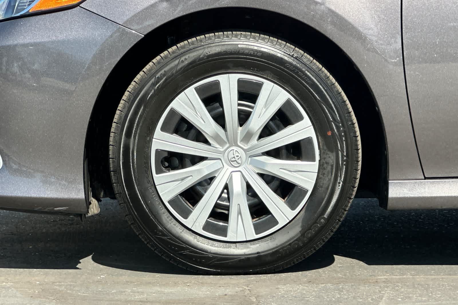 Used 2021 Toyota Camry LE FWD image 19
