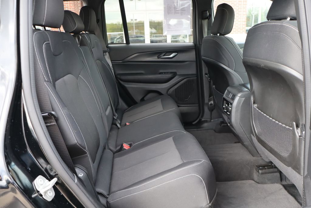 Used 2024 Jeep Grand Cherokee Laredo w/ Luxury Tech Group I AWD/4WD image 39