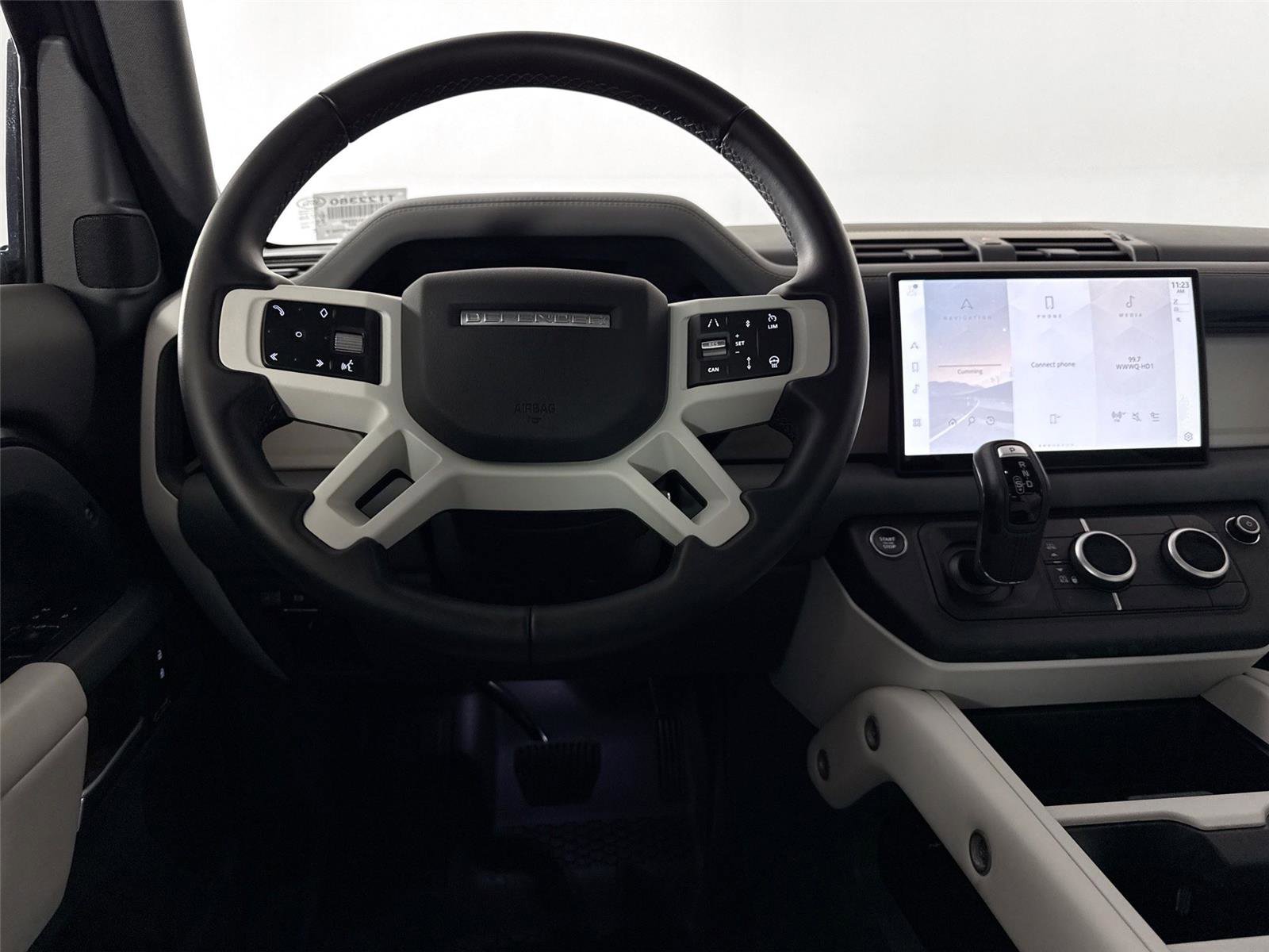 Used 2025 Land Rover Defender 110 X-Dynamic SE image 32