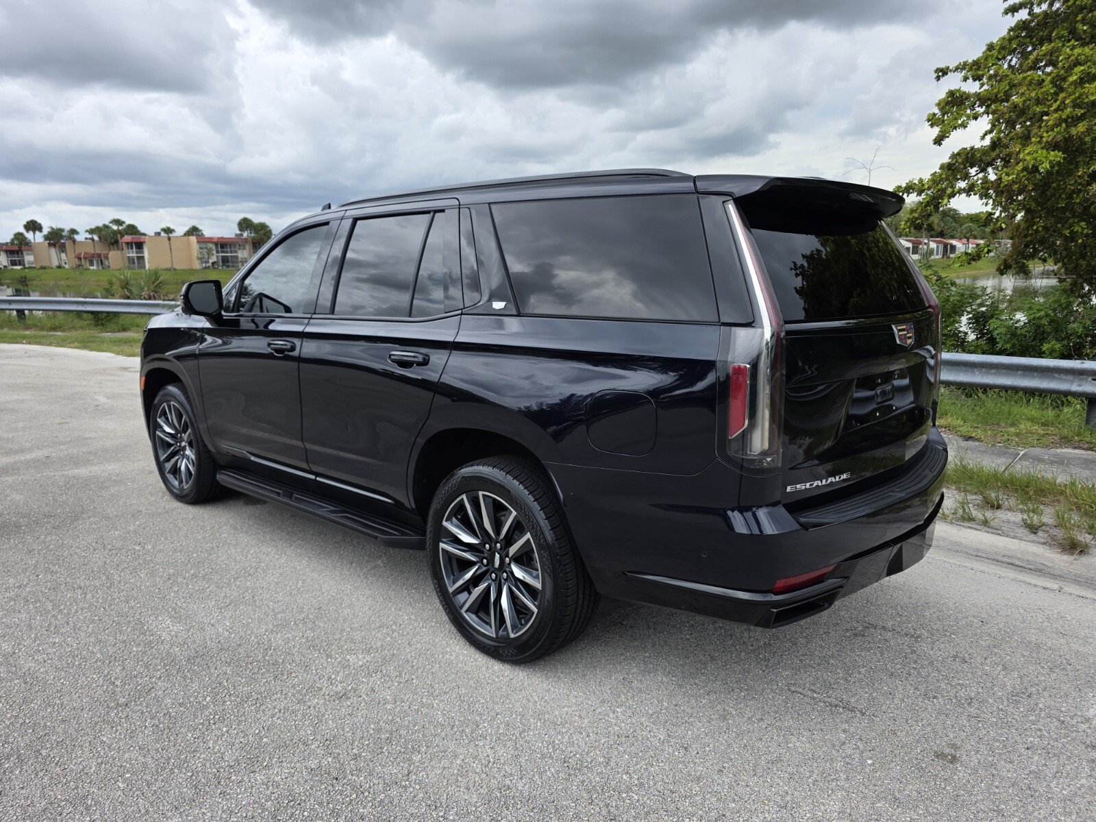 Used 2023 Cadillac Escalade Sport AWD/4WD image 2