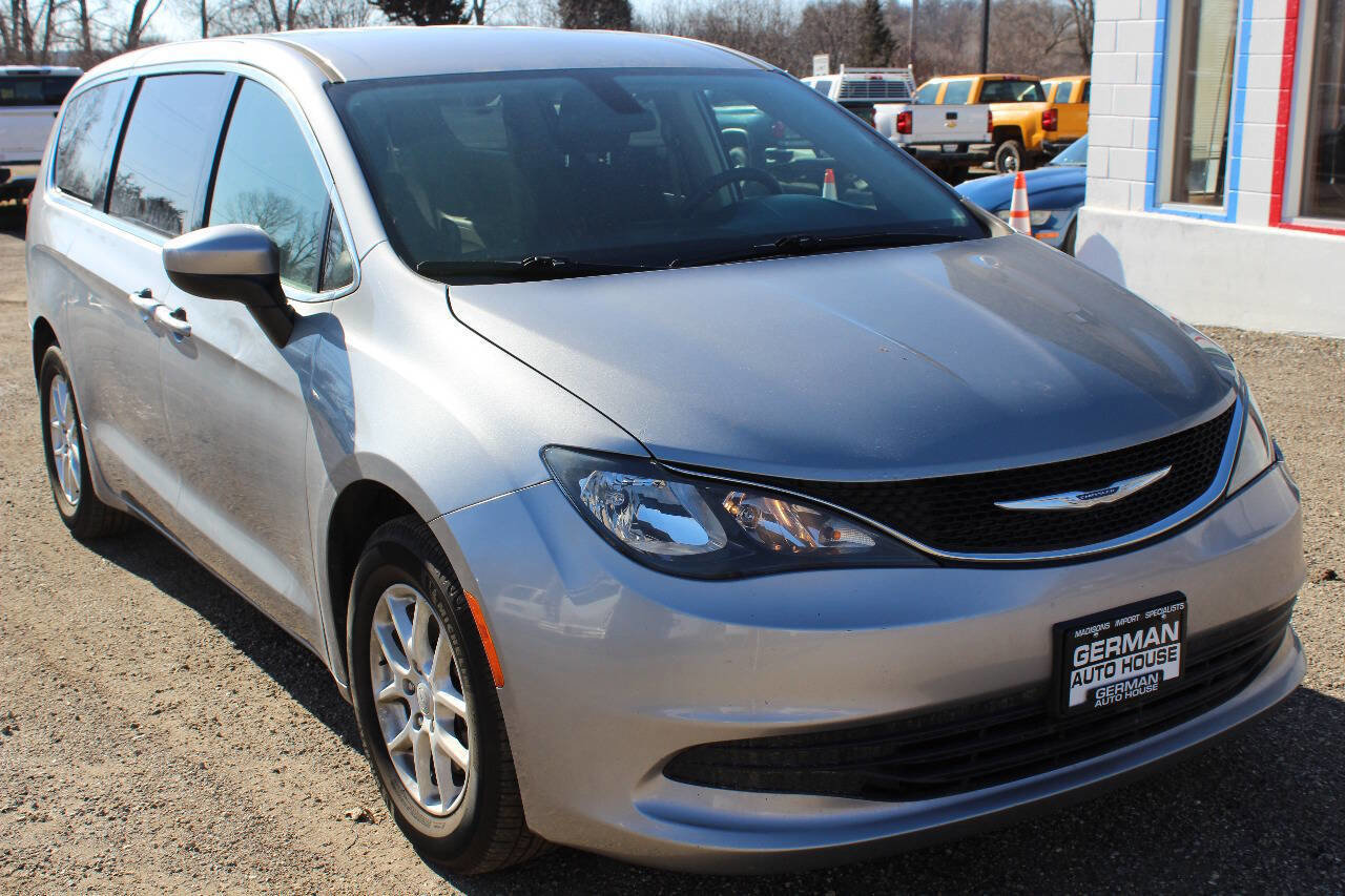 Used 2019 Chrysler Pacifica LX image 3