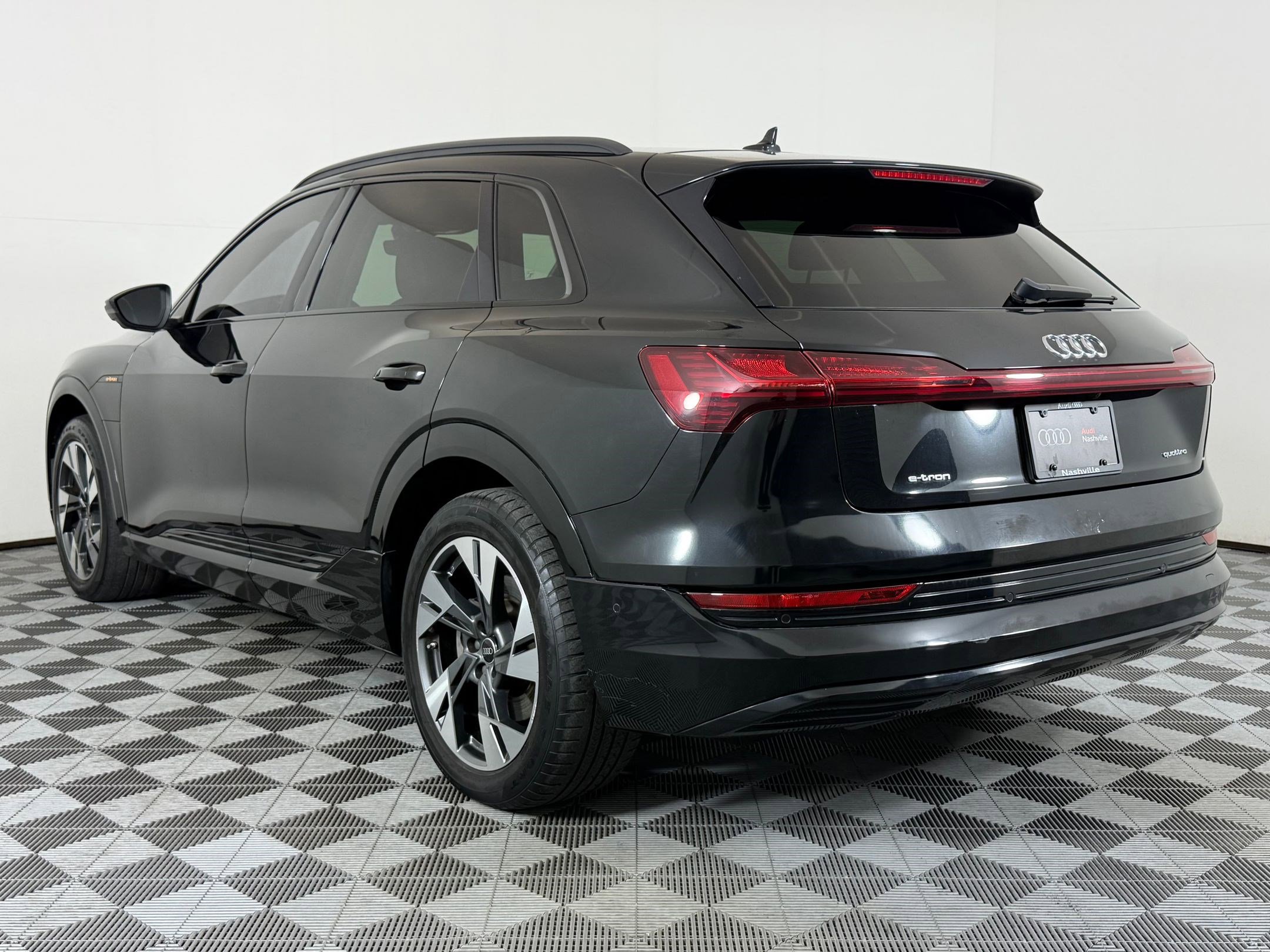 Used 2022 Audi e-tron Premium w/ Convenience Plus Package image 3
