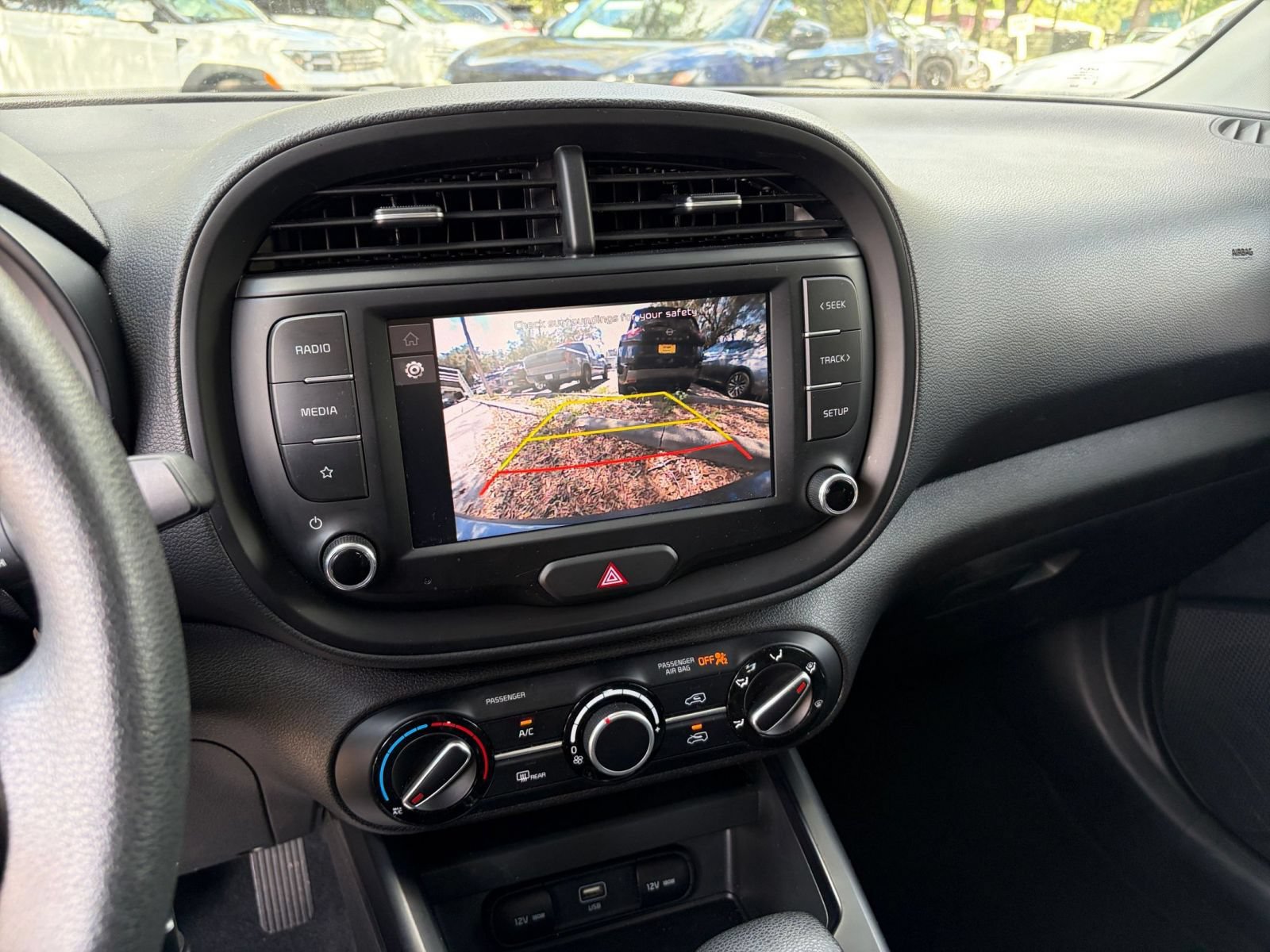 Used 2025 Kia Soul LX w/ LX Technology Package FWD image 16