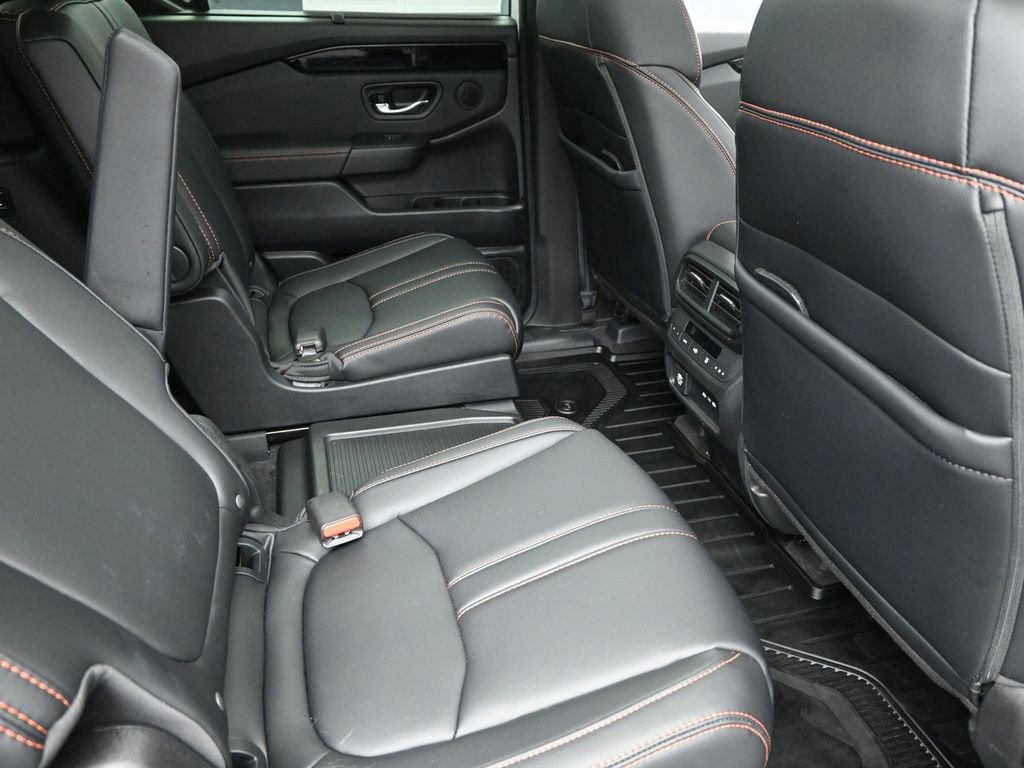Used 2025 Honda Pilot TrailSport image 9