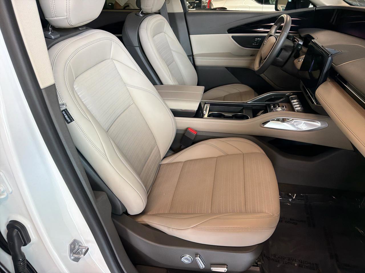 Used 2024 Lincoln Nautilus Reserve w/ Equipment Group 202A image 16