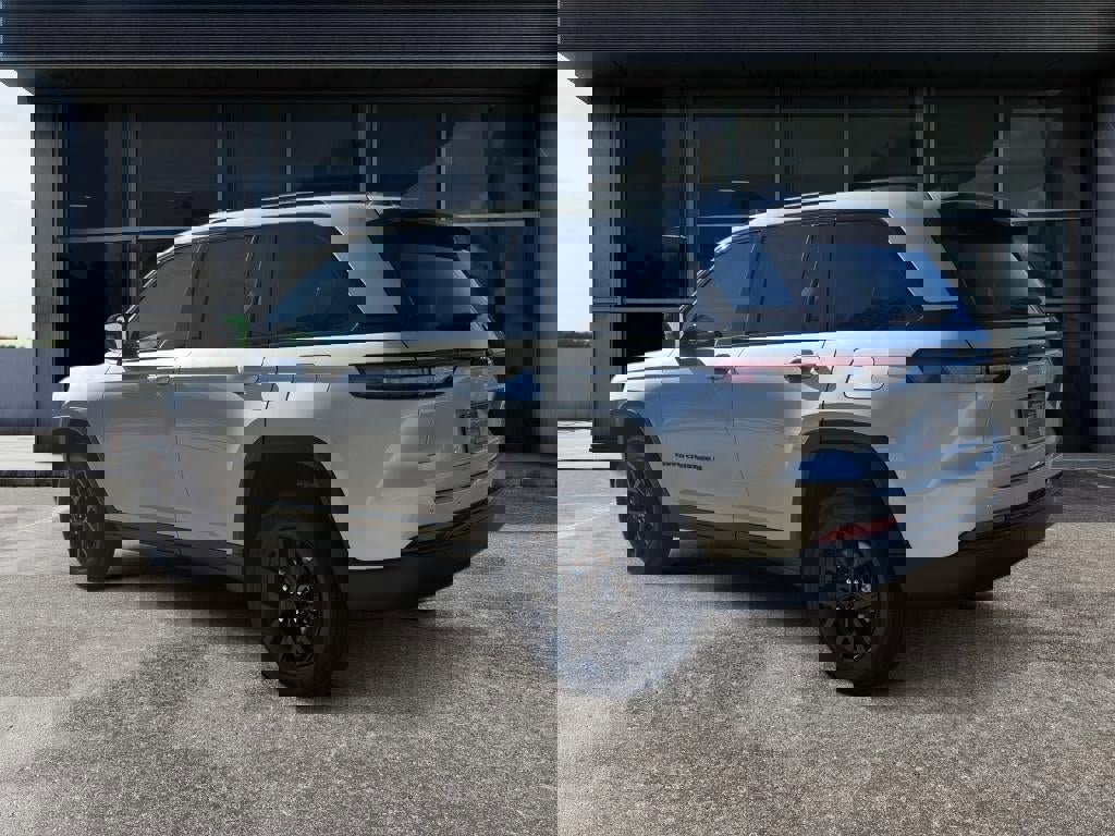 New 2025 Jeep Grand Cherokee Altitude image 5