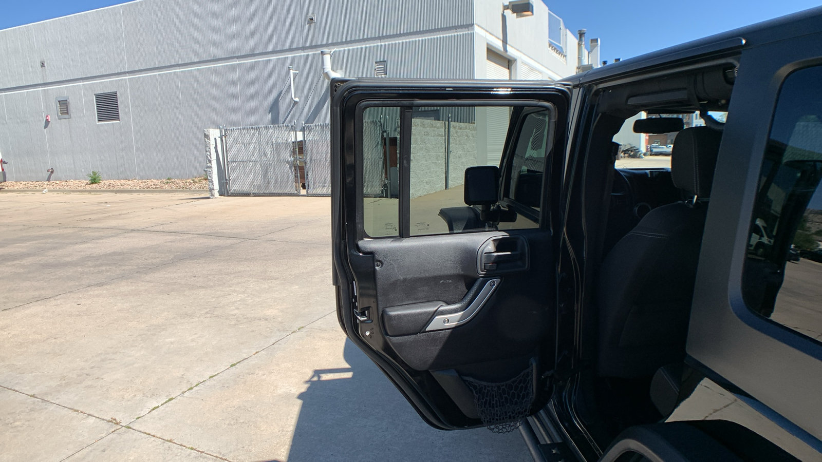 Used 2015 Jeep Wrangler Unlimited Sahara w/ Connectivity Group AWD/4WD image 17