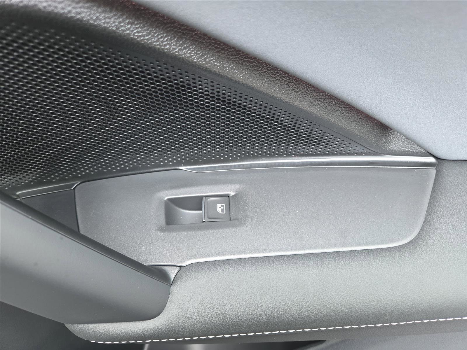 New 2025 Volkswagen Tiguan SE R-Line image 34