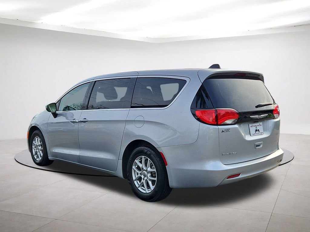 Used 2023 Chrysler Voyager LX image 5