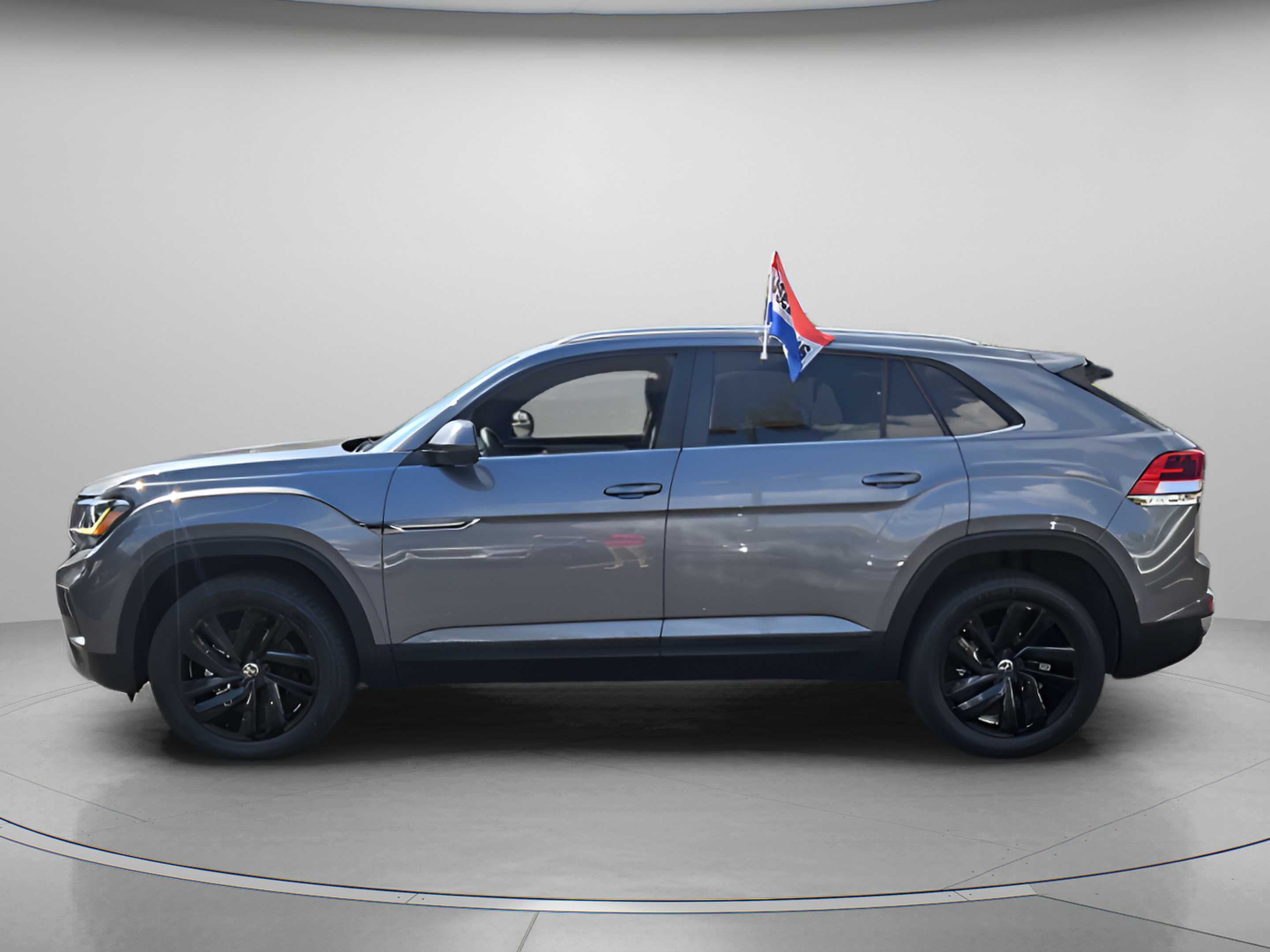 Used 2023 Volkswagen Atlas Cross Sport SE w/ Black Wheel Package FWD image 2