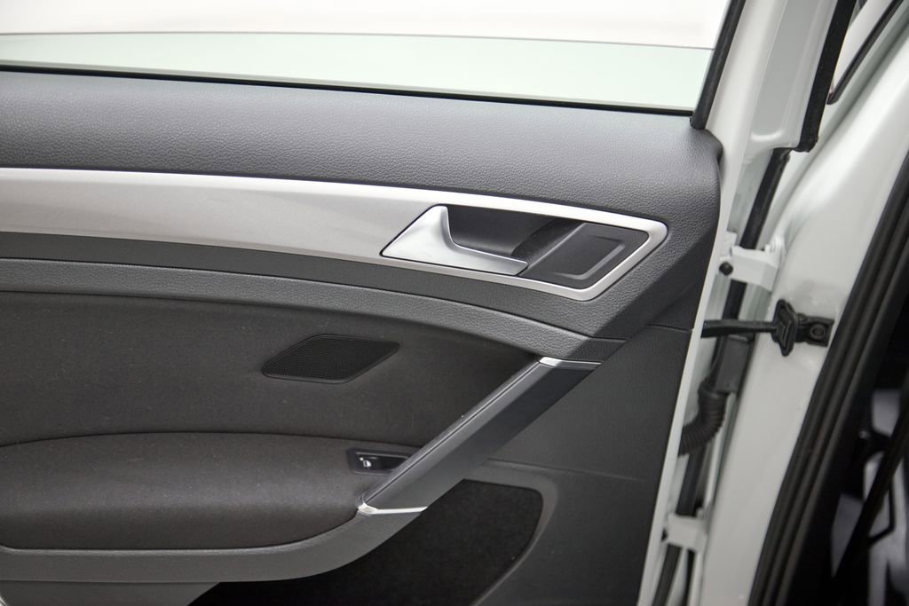 Used 2015 Volkswagen e-Golf Limited Edition image 23