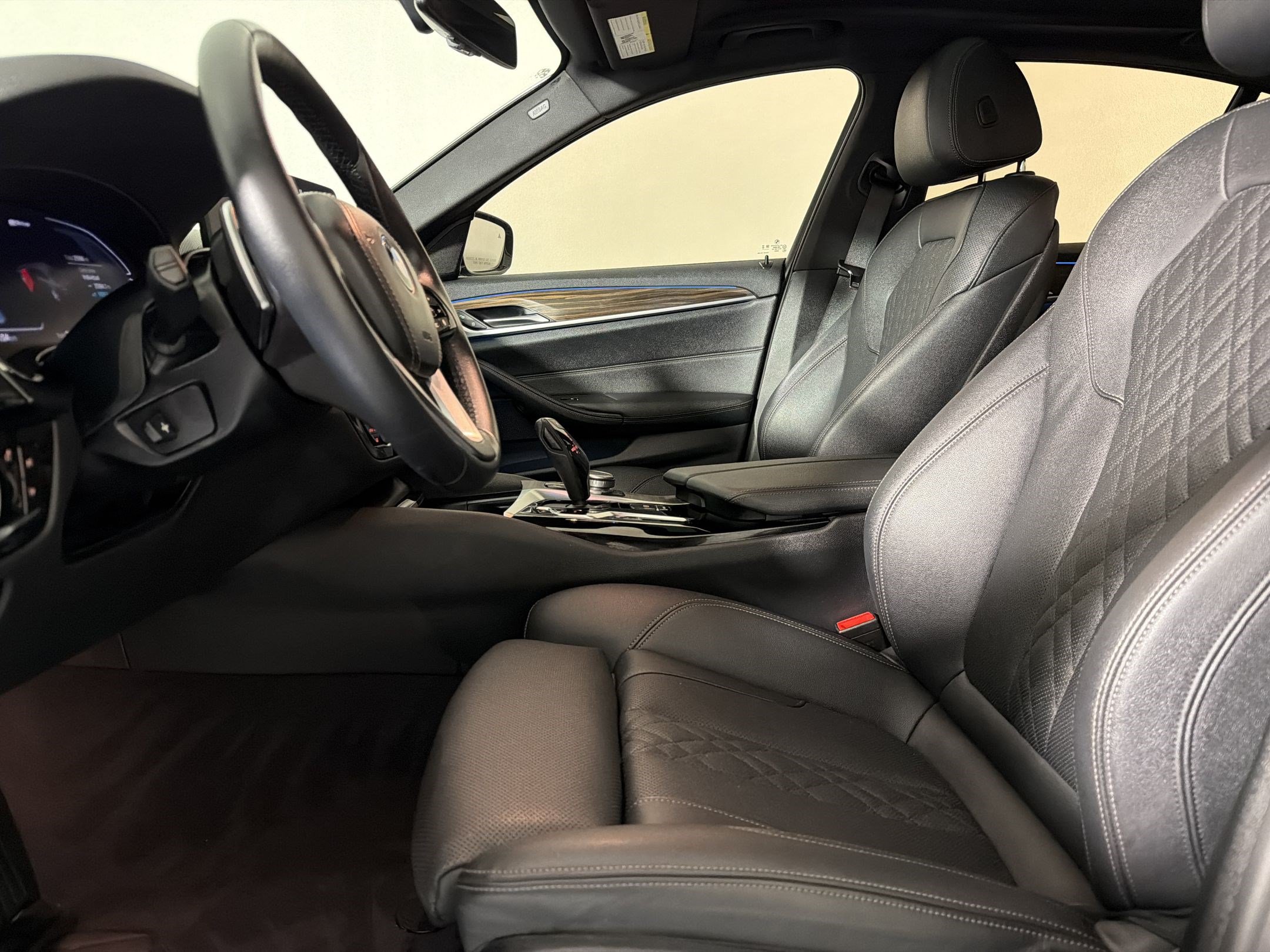Used 2023 BMW 530e w/ Convenience Package RWD image 5