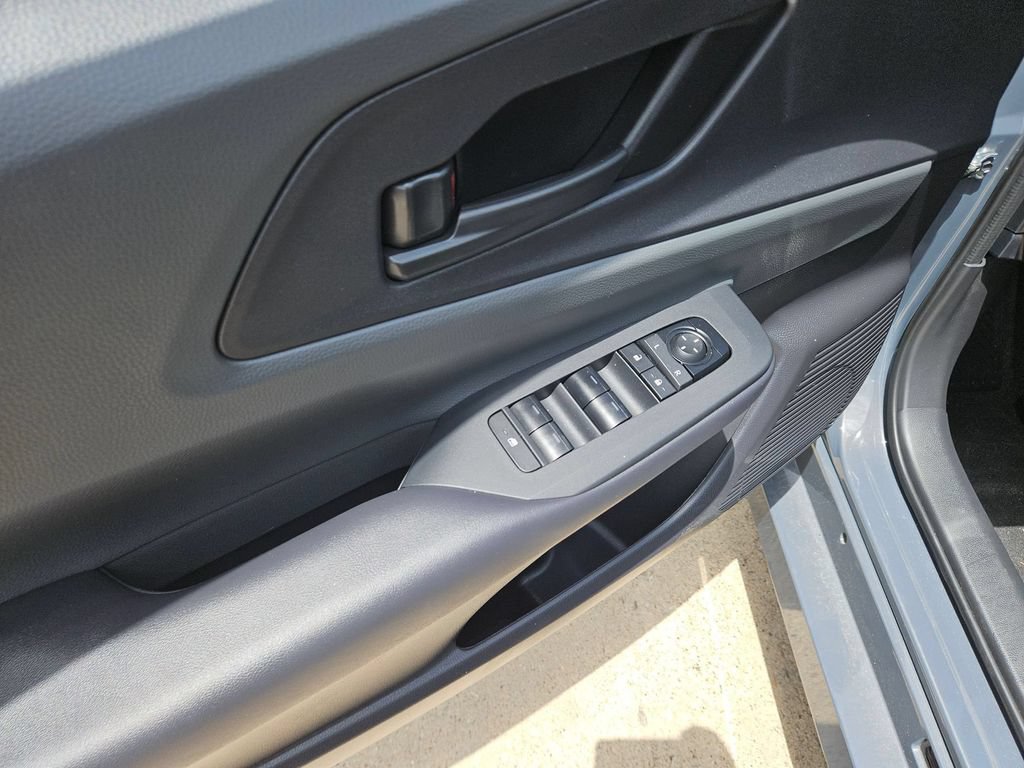 Used 2025 Toyota Prius LE FWD image 13