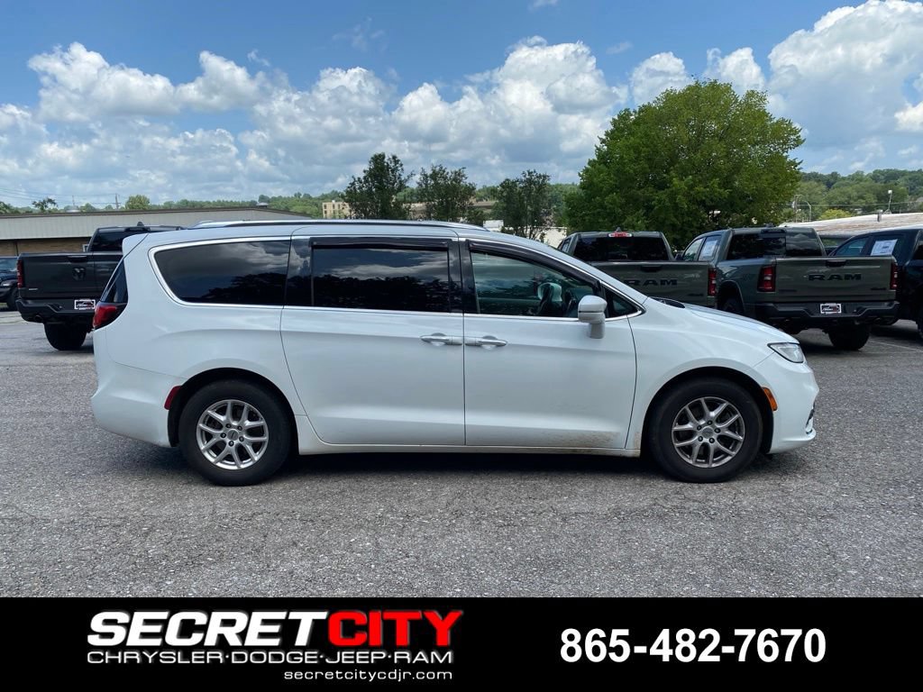 Used 2021 Chrysler Pacifica Touring-L FWD image 4