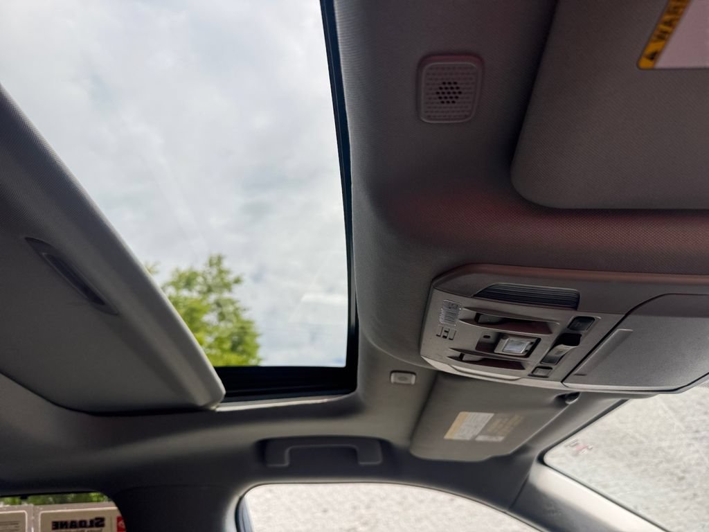Used 2023 Toyota Highlander XLE AWD/4WD image 22