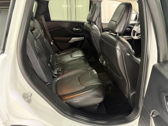 Used 2017 Jeep Cherokee Overland w/ Technology Group AWD/4WD image 8