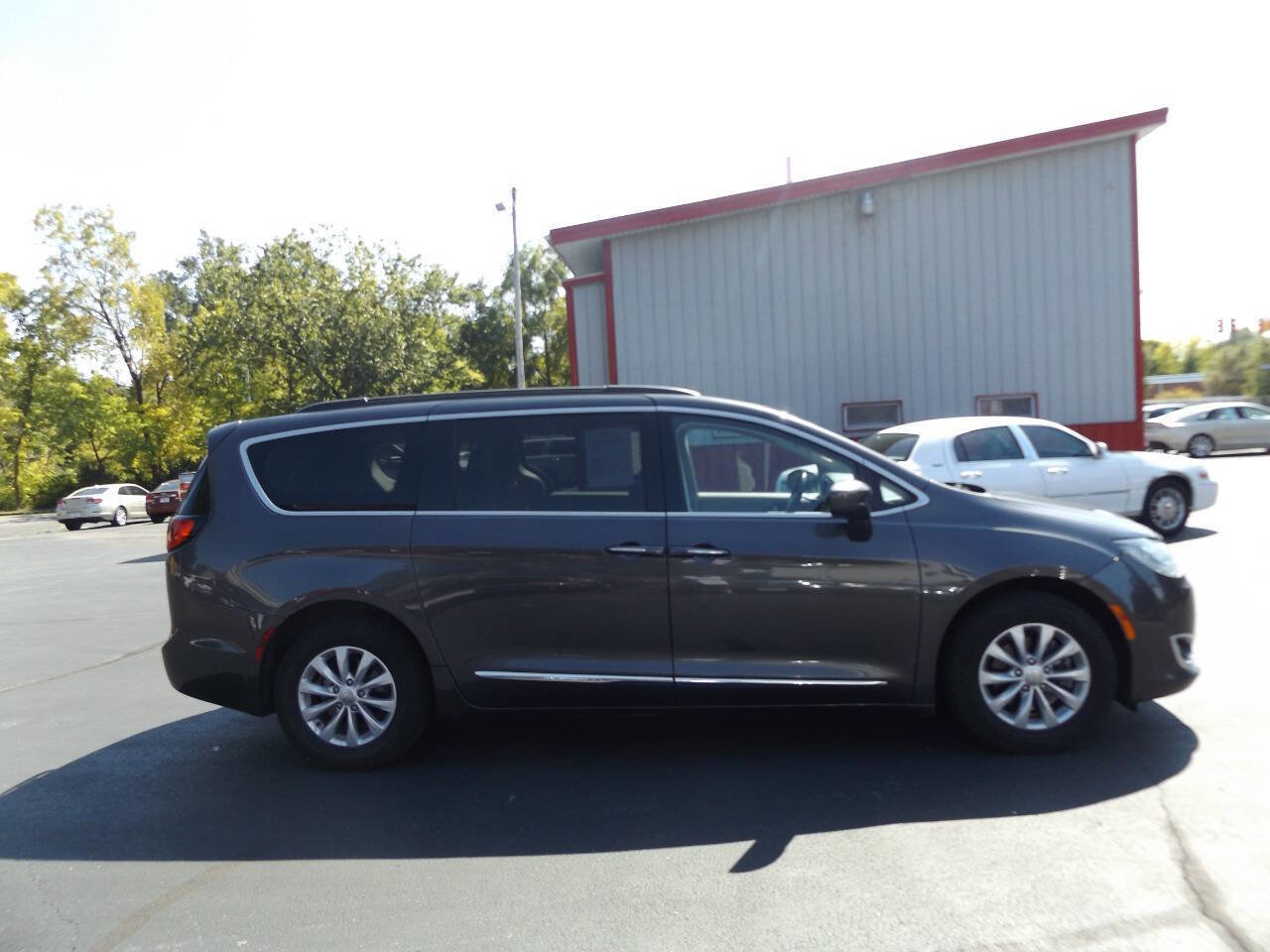 Used 2017 Chrysler Pacifica Touring-L image 5