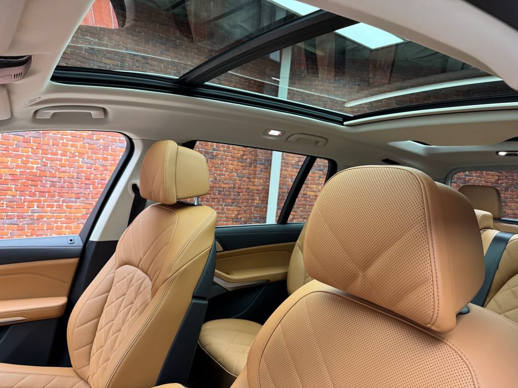 Used 2024 BMW X7 xDrive40i w/ Premium Package AWD/4WD image 3