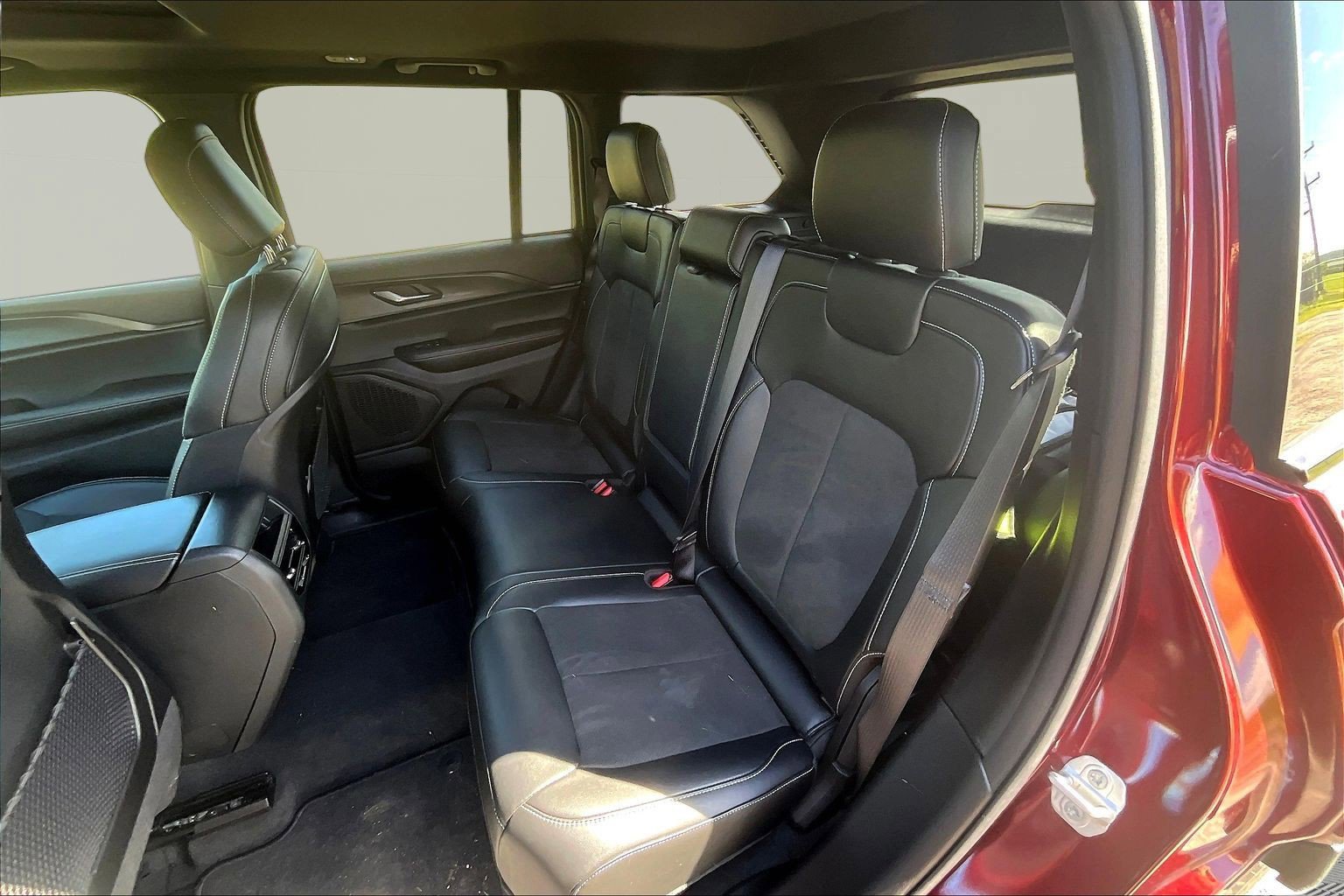 Used 2025 Jeep Grand Cherokee Altitude AWD/4WD image 22