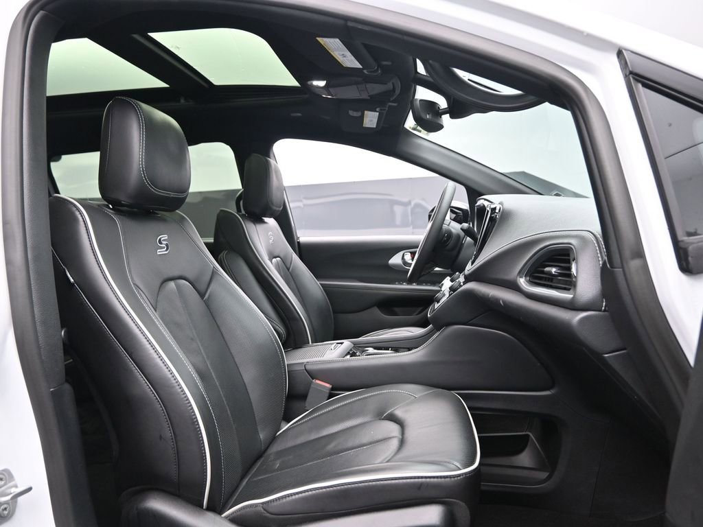 Used 2025 Chrysler Pacifica Limited FWD image 37